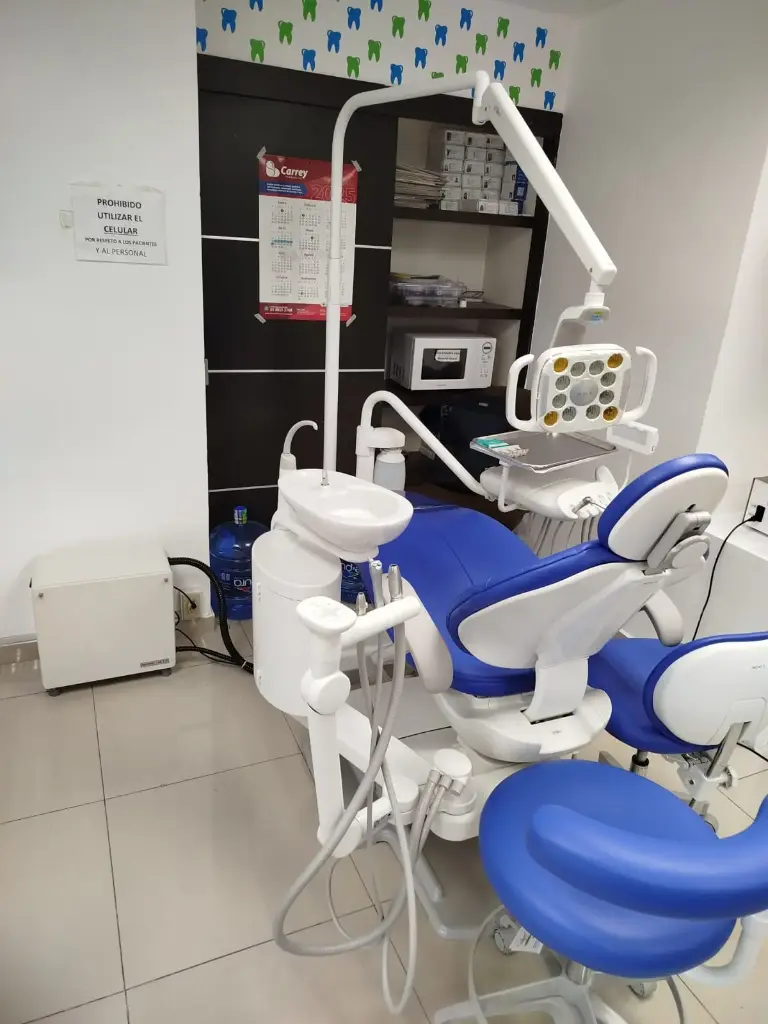 Unidad Dental A-dec 300 Radius con Escupidera